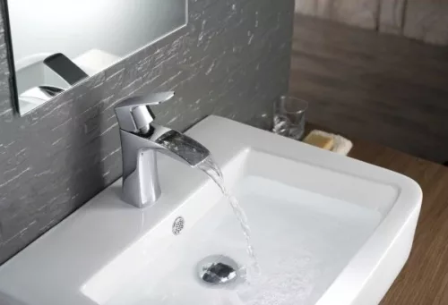 Arezzo Wakefield Cascade mosdó csaptelep használatban