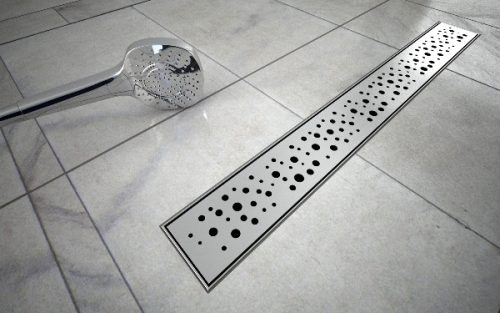 RRF6-900 rozsdamentes zuhanyfolyóka ráccsal, 900 mm beépítve